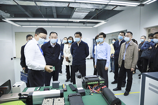 星云股份董事长李有财（左一）在产品体验中心向调研组介绍锂电池检测技术